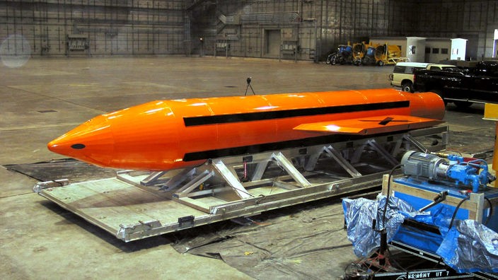 Eine MOAB-Rakete (Massive Ordnance Air Blast) wird für einen Test vorbereitet